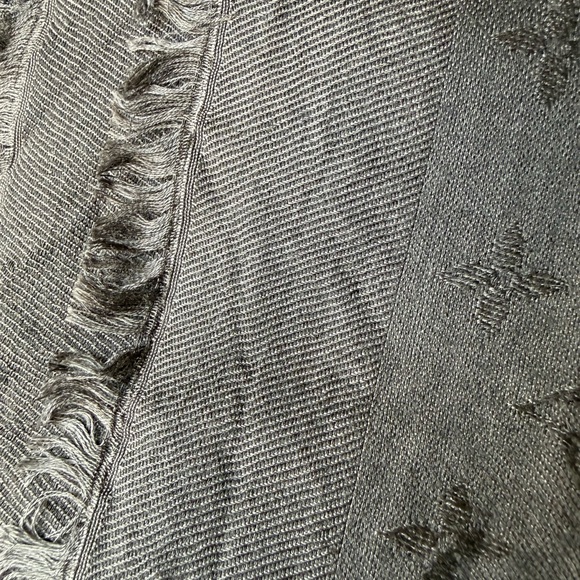 Louis Vuitton scarf gray color - Picture 8 of 8